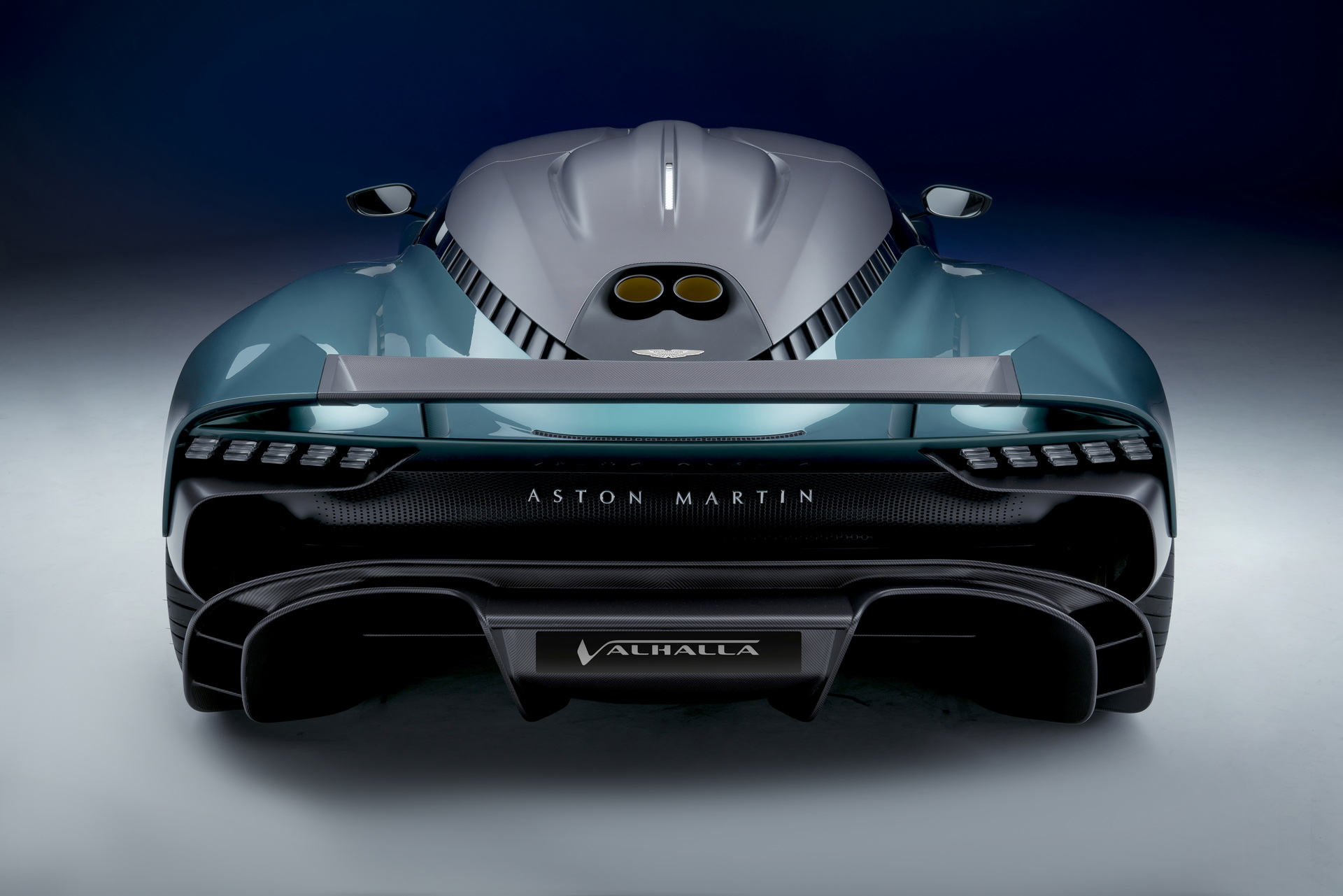 950 lóerős brutális sportautót mutatott be az Aston Martin 6