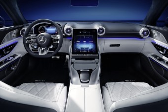 Négyüléses kabrió Mercedes érkezik. Szédítő a belseje!