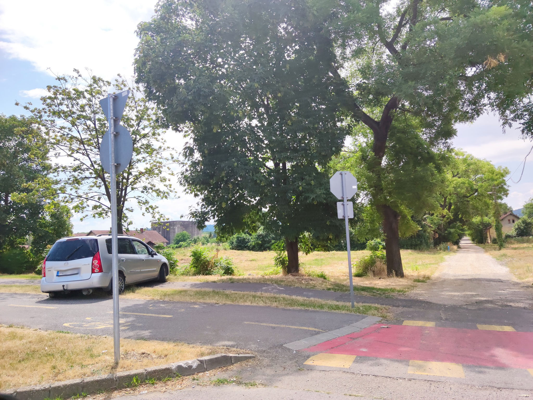 Egy hónapja áll keresztbe egy autó egy miskolci járdán és bringaúton 1