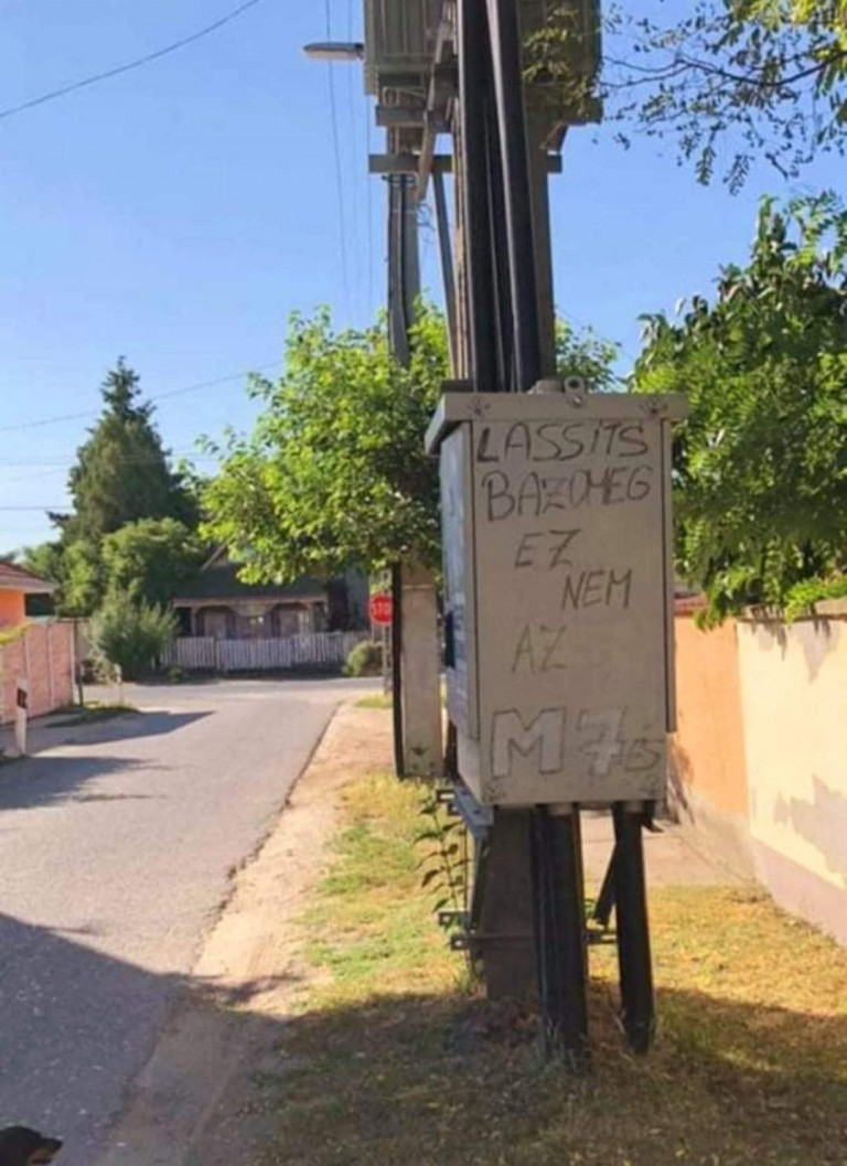 Hétfői passzív-agresszív üzenet egy hazai kisutcából, tacskóval a sarokban 1 Hétfői passzív-agresszív üzenet egy hazai kisutcából, tacskóval a sarokban 1