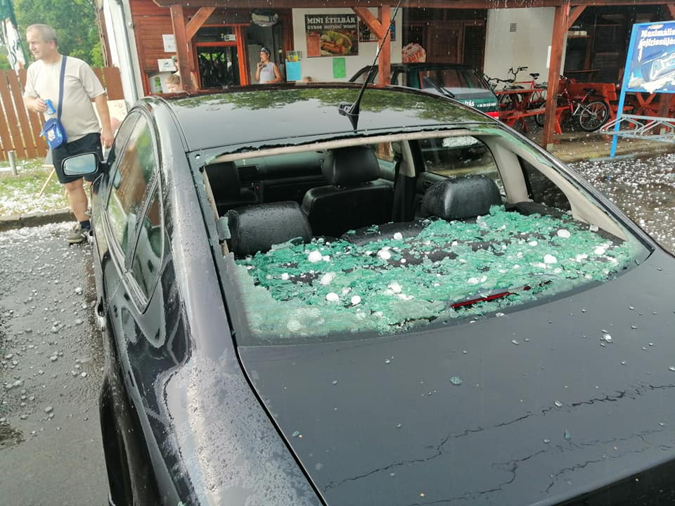 Ilyen károkat okozott a tegnapi jég, nem kímélte az autókat sem 7 | Vezess Ilyen károkat okozott a tegnapi jég, nem kímélte az autókat sem 7