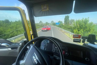Szemben ment volna az M3-asra egy autós, de szerencséjére jött egy kamionos