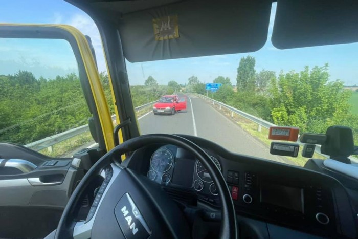 Szemben ment volna az M3-asra egy autós, de szerencséjére jött egy kamionos 1