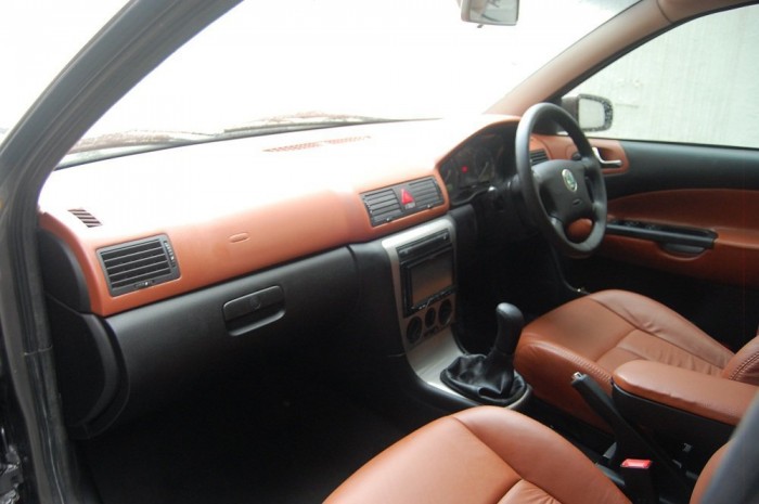 Még ma is furcsa látvány ez a kupévá faragott, első generációs Skoda Octavia 2