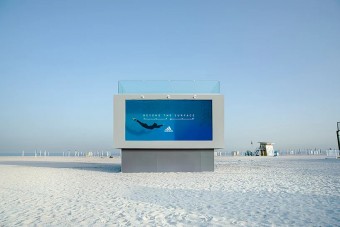 Úszni is lehet ebben a hirdetőtáblában