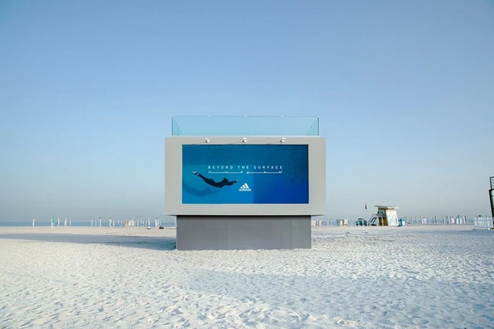 Úszni is lehet ebben a hirdetőtáblában