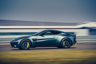 Villanyra kapcsol az Aston Martin is 7