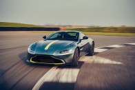 Villanyra kapcsol az Aston Martin is 8