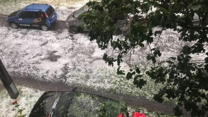 Ilyen károkat okozott a tegnapi jég, nem kímélte az autókat sem 4 | Vezess Ilyen károkat okozott a tegnapi jég, nem kímélte az autókat sem 4