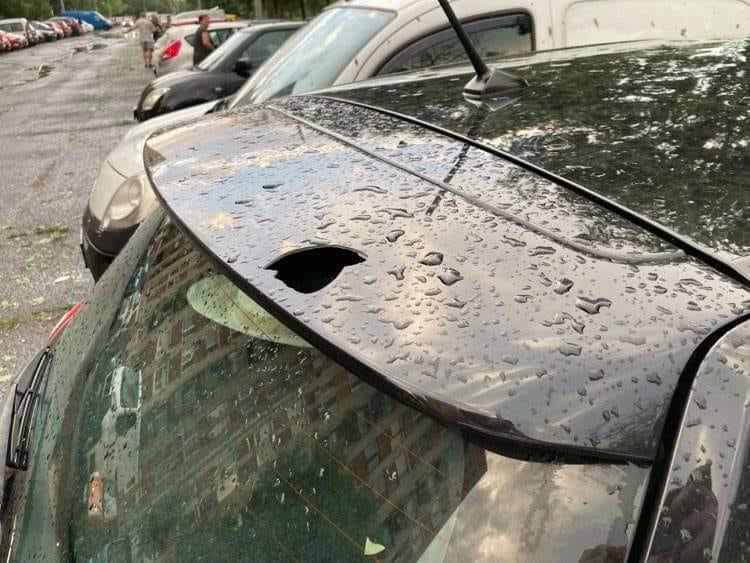 Ilyen károkat okozott a tegnapi jég, nem kímélte az autókat sem 5 | Vezess Ilyen károkat okozott a tegnapi jég, nem kímélte az autókat sem 5