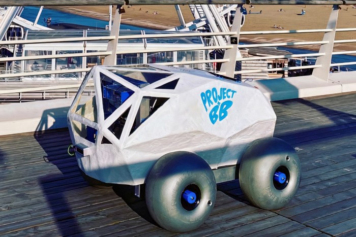 Négykerekű robot tisztítja a vízpartot