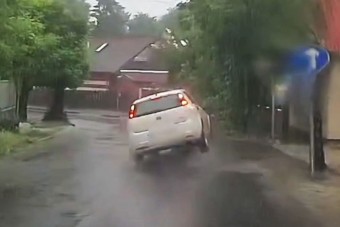 Csúnyán elintézte a Fiatot egy csatornafedél Gödöllőn