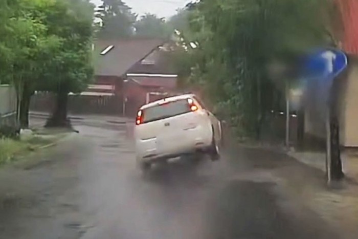 Csúnyán elintézte a Fiatot egy csatornafedél Gödöllőn