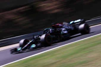 F1: Hamiltoné a pole Mogyoródon, összetörtek egy Ferrarit