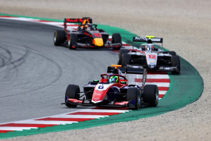 Schumacher-győzelem az F1-es hétvégén