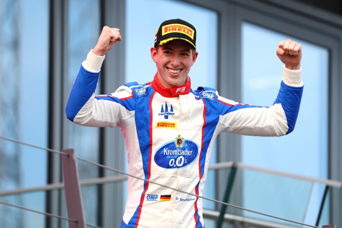 Schumacher-győzelem az F1-es hétvégén 1