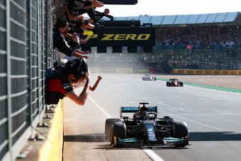 Hamilton: Verstappen nem hagyott helyet