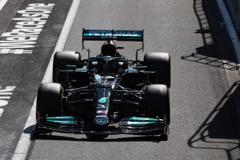 F1: A piros zászló mentette meg Hamiltont a kieséstől