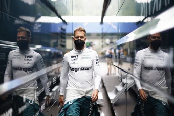 F1: Rendhagyó módon mutatott példát Vettel