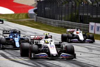 F1: Elismerték, Schumacher jobb autót kap csapattársánál