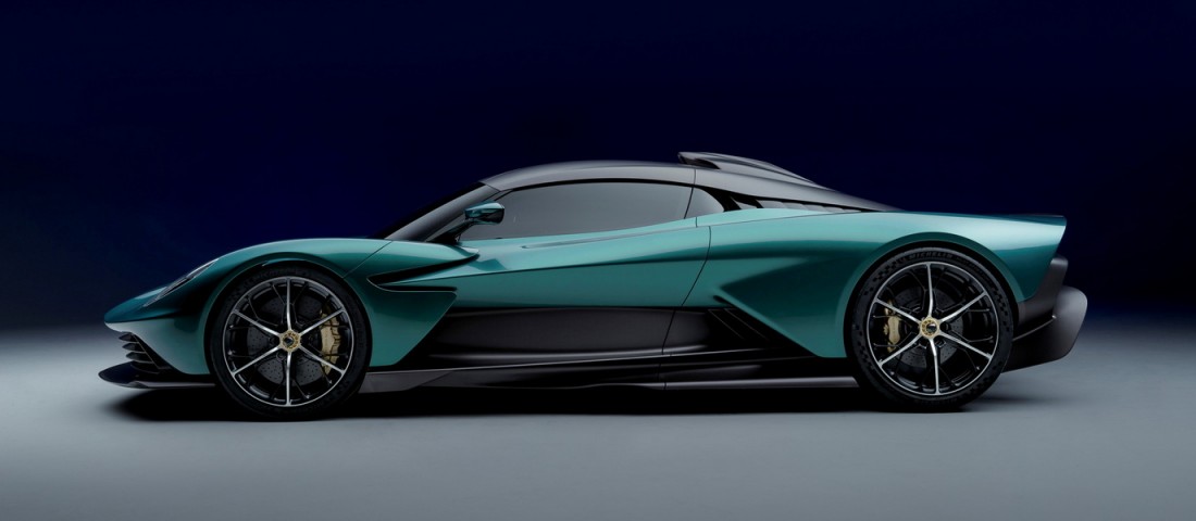 950 lóerős brutális sportautót mutatott be az Aston Martin