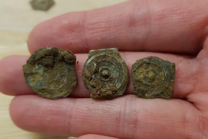 Több száz kétezer éves érmét találtak a földben