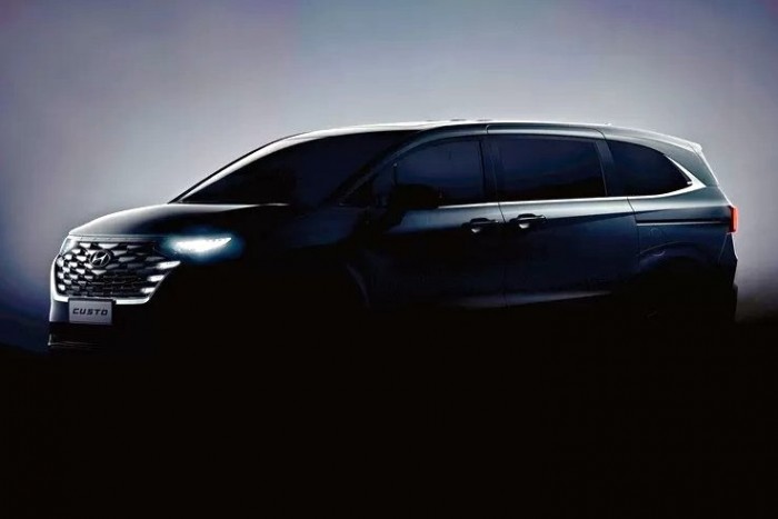 Buszlimuzint faragtak a lámpaorrú terepjáróból