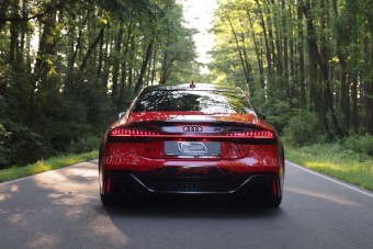 Ezzel a pokoli Audival bátran odaállhatsz bármelyik Tesla mellé