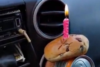 Így ünneplik vicces sofőrök a kilométeróra kerek fordulóit