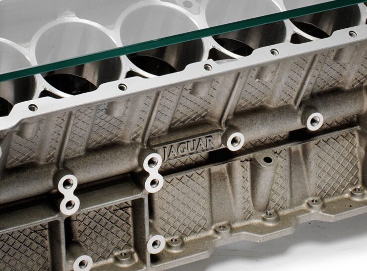 Íme a motorblokkból épített nappali asztalok királya 3 | Vezess Íme a motorblokkból épített nappali asztalok királya 3