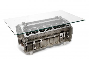 Íme a motorblokkból épített nappali asztalok királya