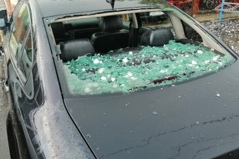 Ilyen károkat okozott a tegnapi jég, nem kímélte az autókat sem