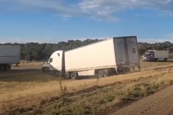 Katasztrofális dugókerülést mutatott be egy kamionos 