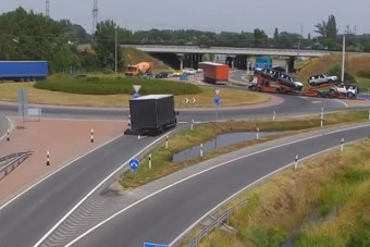 Csúnyán elrepült egy teherautó kereke Győr közelében