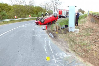 Beszorult papucs miatt borult fel egy autó egy vasúti átjáróban