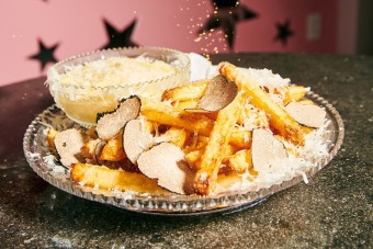 Hatvanezer forint a világ legdrágább sültkrumplija, heteket állnak érte sorba