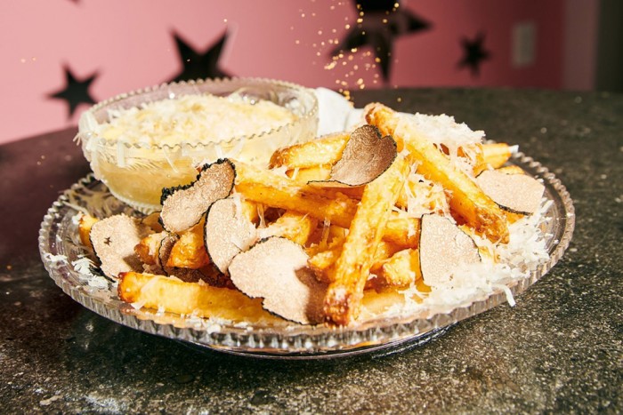 Hatvanezer forint a világ legdrágább sültkrumplija, heteket állnak érte sorba