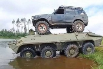 Átviszi a katonai csapatszállító hátán tartva ezt a terepjárót a túlsó partra?