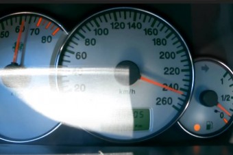 Padlógázon ennyit tud az öreg csúcs-Alfa Romeo, de az üzemanyagszintet érdemes figyelni