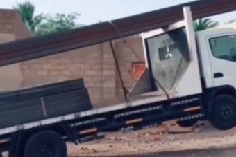 Vakmerő és zseniális, ahogy ez a teherautós lepakol