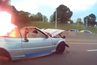 Lángoló roncsból mentett embert a hős rendőr