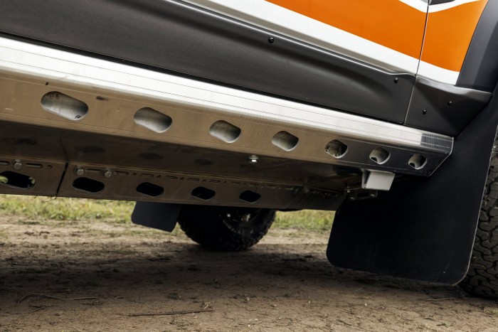 Versenyautó készült az új Defenderből 8