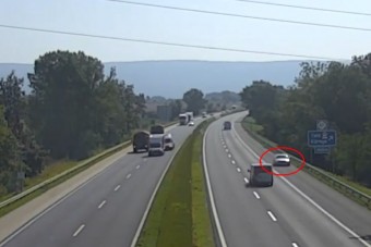 Videóra vették az autóst, aki megfordult az M1-esen, mert a pihenőben hagyta a családtagját
