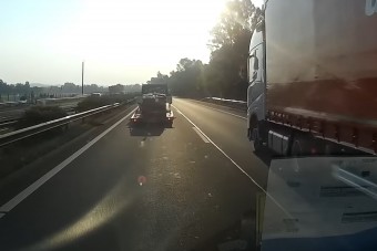 Kiszakadt egy utánfutó kereke az M3-ason