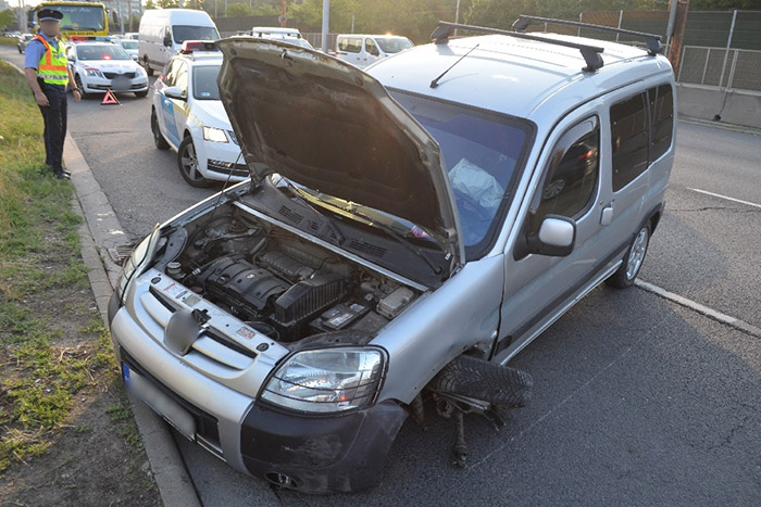 Büntetőfékezés miatt kenődött falra egy autós az M3-ason