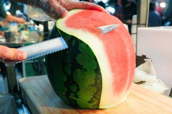 Így vágja fel a dinnyét az utca tapasztalt eladója