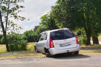 Egy hónapja áll keresztbe egy autó egy miskolci járdán és bringaúton