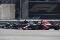F1: A piros zászló mentette meg Hamiltont a kieséstől 1