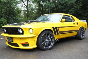 Ilyen, ha Mercedes-motorral bolondítnak meg egy Mustangot