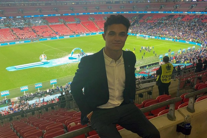 F1: Aljas támadás, focihuligánok rabolták ki Norrist